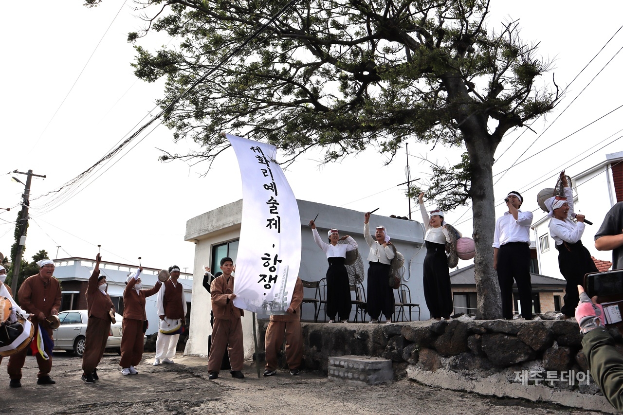 지난 5월14일 제주민예총이 4·3예술축전 찾아가는 현장예술제 세 번째로 세화리예술제 ‘항쟁’을 개최했다. 공연팀과 시민들이 세화리 오일장 터에서 90년 전 해녀항쟁을 재현하고 있다. 가족들에 따르면 오화국 선생은 1947년 3월 1일 세화장터에서도 연설했다. (사진=조수진 기자)