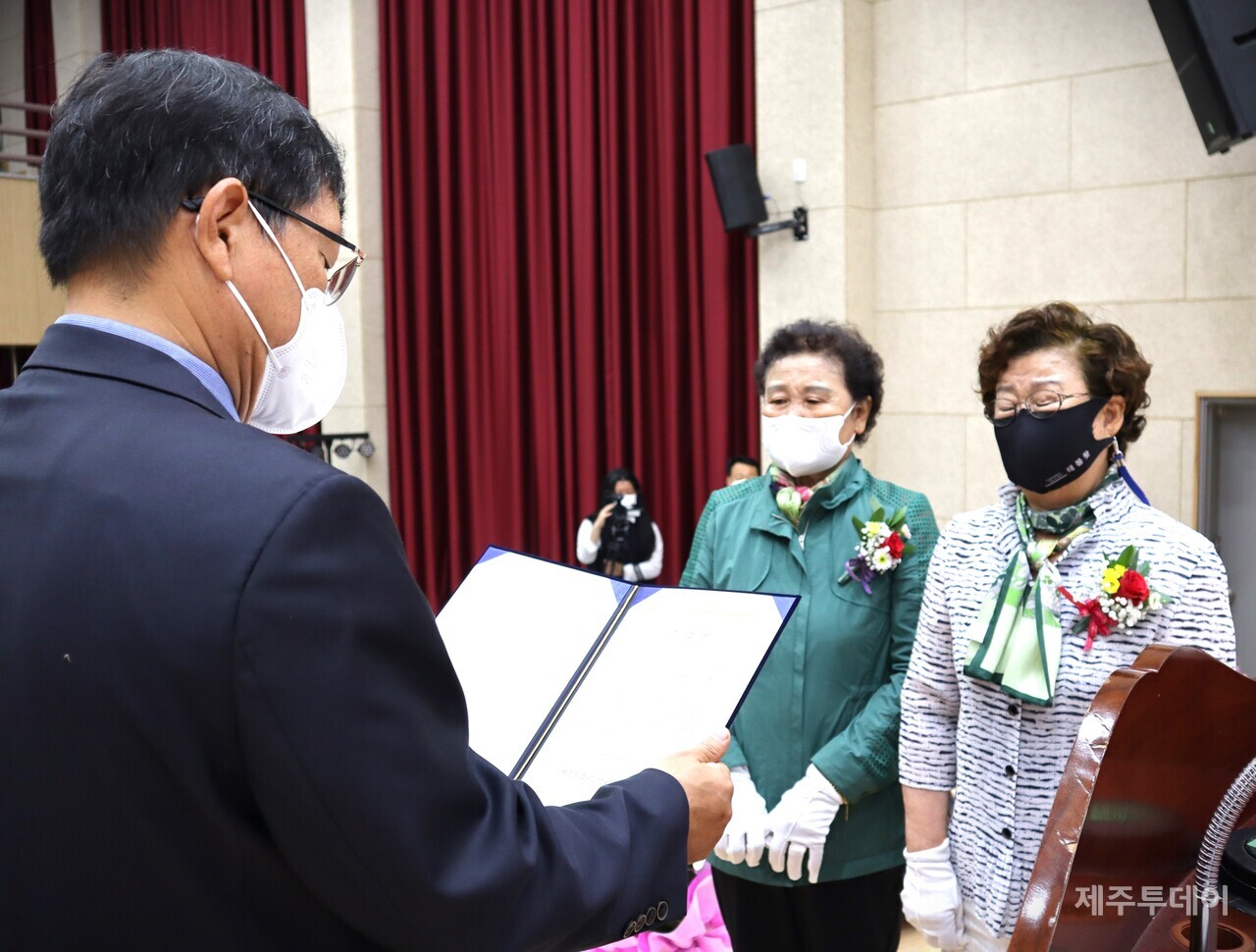 지난 6월6일 제주고등학교에서 오화국 선생에 대한 명예졸업장 수여식이 열렸다. 오기숙(왼쪽)·오계숙(오른쪽) 자매가 아버지 대신 졸업장을 받고 있다. (사진=조수진 기자)