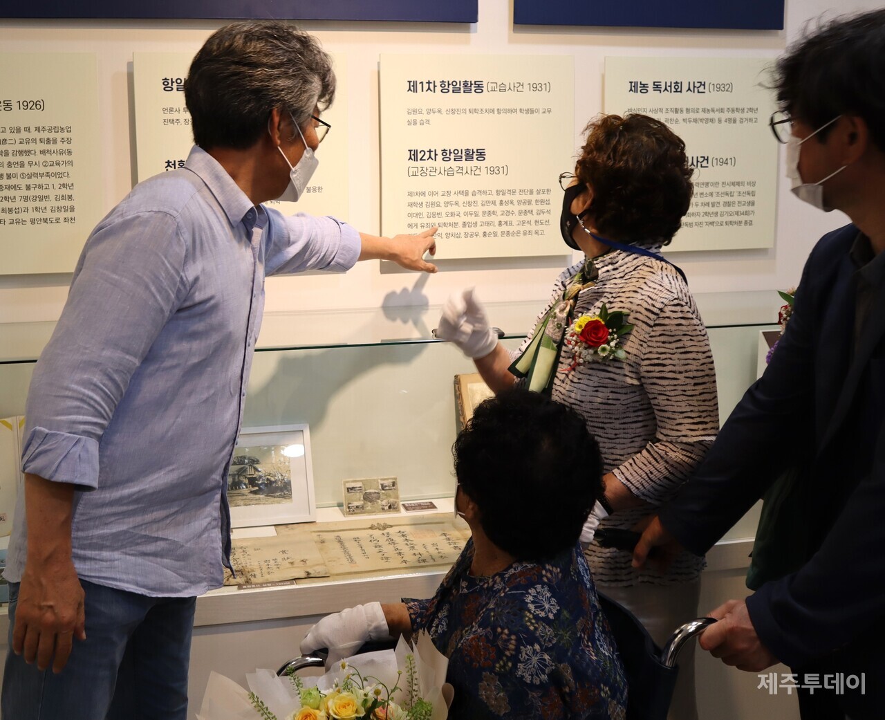 지난 6월6일 문을 연 제주고등학교 100주년 기념관 내 오화국 선생이 제2차 항일운동(교장관사습격사건) 명단에 이름이 올라갔다. 3·10총파업 조사·연구팀이 가족들에게 안내하고 있다. (사진=조수진 기자)