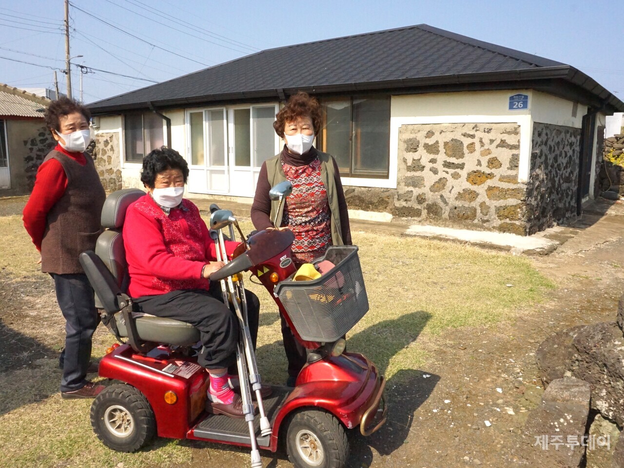 지난 4월5일 3·10총파업 조사·연구팀은 제주시 구좌읍 하도리에 있는 오화국 선생이 살았던 집을 찾았다. (왼쪽부터)오기숙·오희숙·오계숙 자매. (사진=조수진 기자)