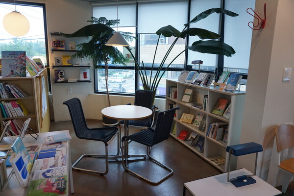 서귀포시 호근동에 위치한 '인터뷰 책방'. 내부에는 곳곳에 책을 읽을 수 있는 공간이 마련돼 있다. (사진=요행)