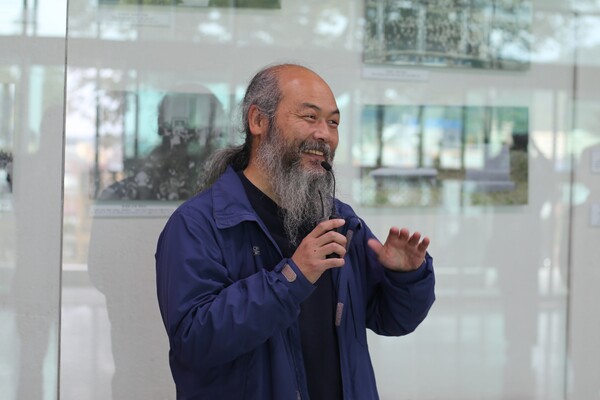 '4.3평화통일 아카데미'가 지난 14일 열린 가운데, 『민통선 평화기행』, 『제주오키나와 평화기행』 저자 이시우 사진작가는 답사 첫째날인 14일 인천 강화군 강화중앙교회에서 '4.3과 제국주의'를 주제로 강연을 펼치고 있다. (사진=박지희 기자)