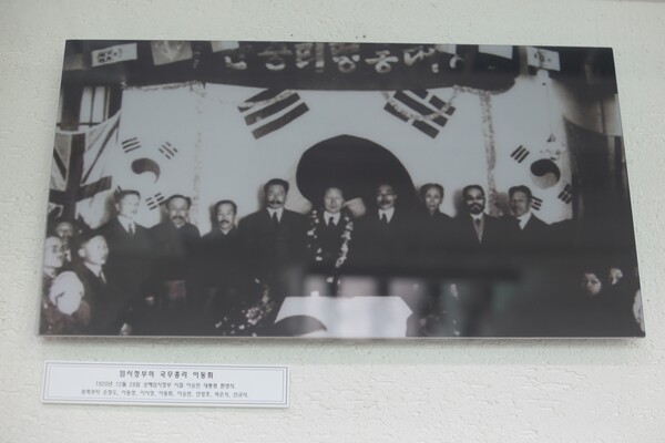 1920년 12월 28일 상해에서 초대 대통령 이승만 환영회가 열린 당시 사진이 강화중앙교회에 전시돼 있다. 이승만(가운데)의 곁에 카이젤 수염을 기른 국무총리 이동휘(왼쪽)가 서 있다. (사진=박지희 기자)