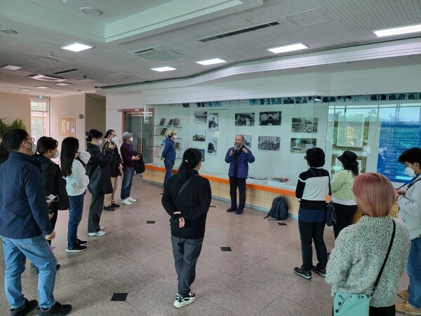 제주4.3기념사업위원회가 주최하고 제주통일평화교육센터가 주관한 도외지역 답사 '4.3평화통일 아카데미'가 지난 14일 진행된 가운데, 이시우 사진작가가 참여자들을 대상으로 강연을 펼치고 있다. (사진=4.3평화통일 아카데미)