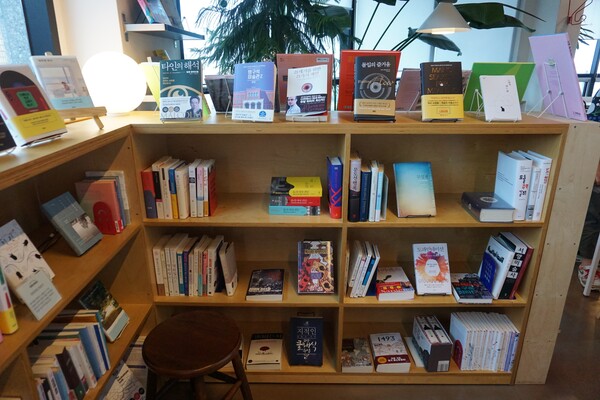 서귀포시 호근동에 위치한 '인터뷰 책방'. 다양한 장르의 책들이 진열돼있다. (사진=요행)