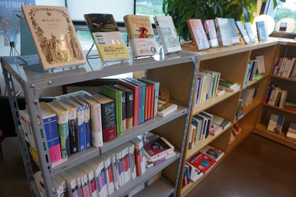 서귀포시 호근동에 위치한 '인터뷰 책방'. 다양한 장르의 책들이 진열돼있다. (사진=요행)