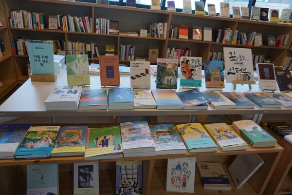 서귀포시 호근동에 위치한 '인터뷰 책방'. 매대에 다양한 책들이 진열돼 있다. (사진=요행)