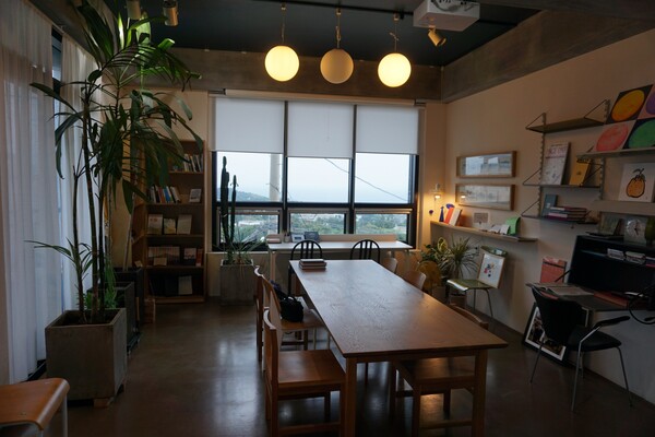 서귀포시 호근동에 위치한 '인터뷰 책방'. 문화행사가 있는 날에는 세미나실로 바뀐다. (사진=요행)