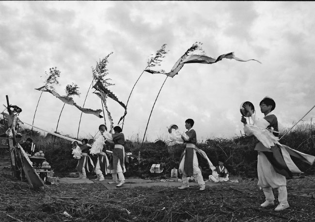 구좌읍 다랑쉬굴 앞에서 원혼 위무굿을 펼친 '신라락'. (사진=제주투데이DB)