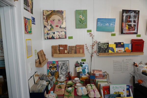 제주시 일도이동 소재 책방 '책가방' 내부. 각종 소품과 김미화 책방지기가 그린 미술작품들이 전시돼 있다.  (사진=요행)