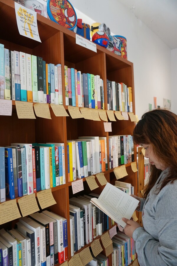 제주시 일도이동 소재 책방 '책가방' 책방지기 