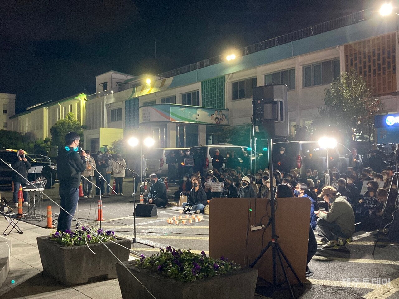 '이태원 참사를 추모하는 제주시민들'은 5일 오후 6시 34분 제주시청 광장에서 '제주시민 촛불문화제'를 개최했다. (사진=독자 제공)