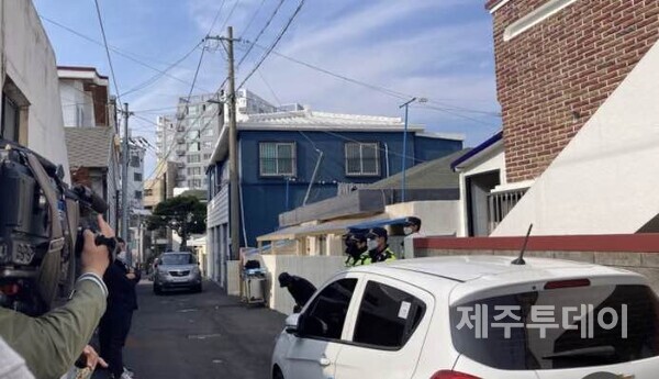 9일 국정원과 경찰 등이 강은주 전 진보당 제주도당 위원장 자택을 압수수색하고 있다. 경찰이 자택 주변을 통제하고 있다. (사진=독자 제공)