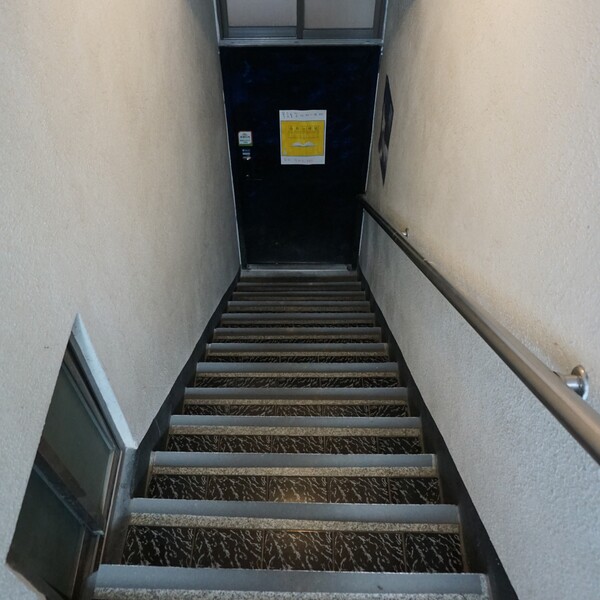 '움트는책방'으로 내려가는 좁은 계단. (사진=요행)