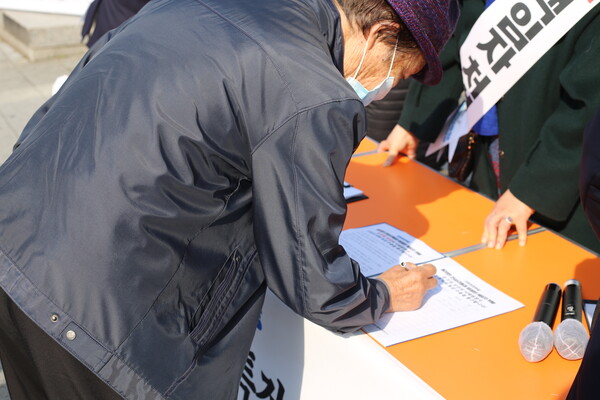 더불어민주당 제주도당은 16일 제주시청 조형물 앞에서 ‘10.29 이태원 참사 국정조사‧특검 추진 제주도당 범국민서명운동본부 발대식’을 개최한 가운데, 한 도민이 서명운동에 동참하고 있다. (사진=박지희 기자)