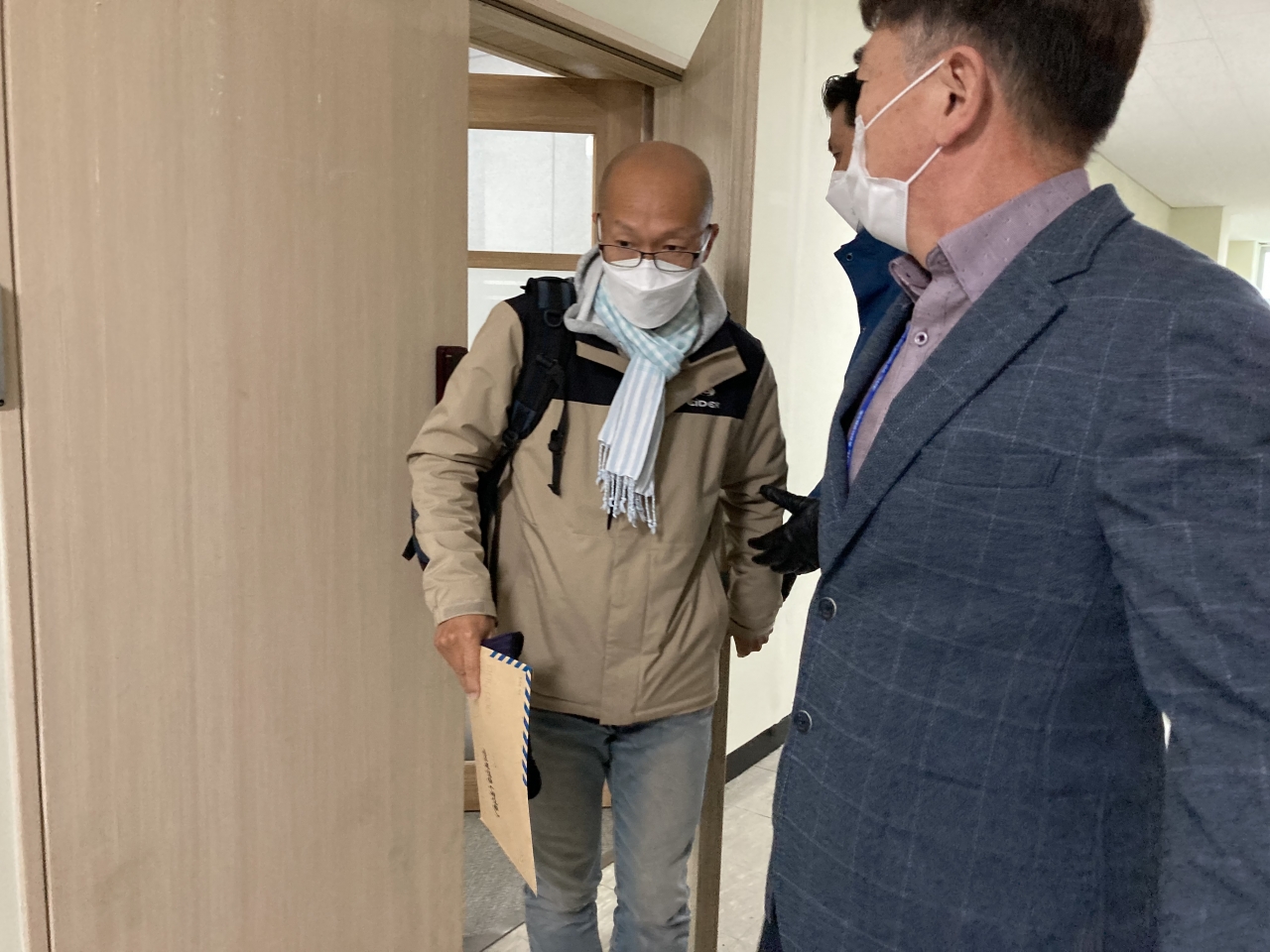 지난해 열린 제주도개발사업심의위원회에 선흘2리 이상영 이장이 심의에 앞서 사업 불허를 촉구하는 대표자 발언을 하고 나오고 있다. (사진=박소희 기자)