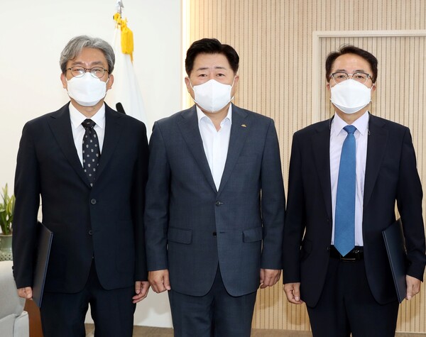 김태형 제주도 대외협력특보(왼쪽)와 오영훈 도지사, 정원태 제주도 서울본부장. (사진=제주도 제공)