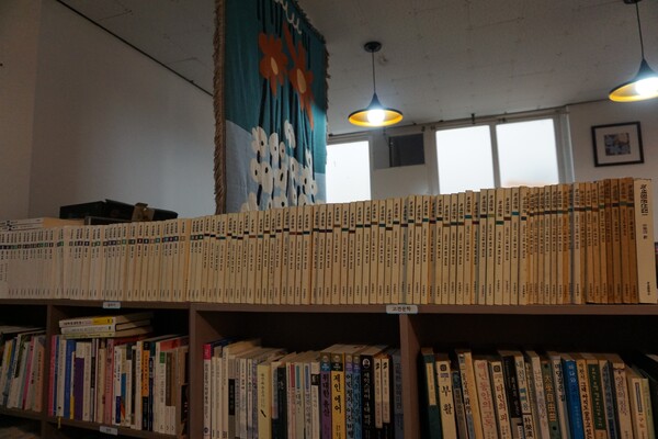 제주시 노형동에 위치한 '움트는책방' 내 녹색평론 시리즈. (사진=요행)