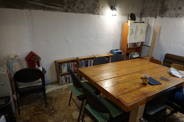 제주시 노형동에 위치한 '움트는책방' 내 '시인의 방'. (사진=요행)