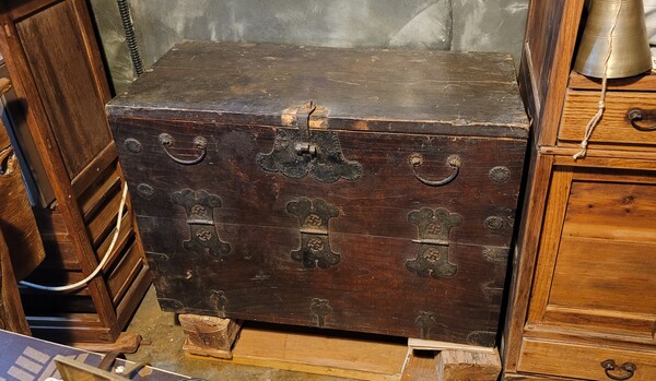 먹쿠실낭으로 만든 궤 : 먹쿠실낭은 성장이 빠르고 다른 목재에 비해 좀이 슬지 않는 장점이 있습니다. 하지만 나무의 표면이 거칠어서 고급목재로는 사용되지 않았다고 합니다. (소장자 김린성, 사진 고승욱)