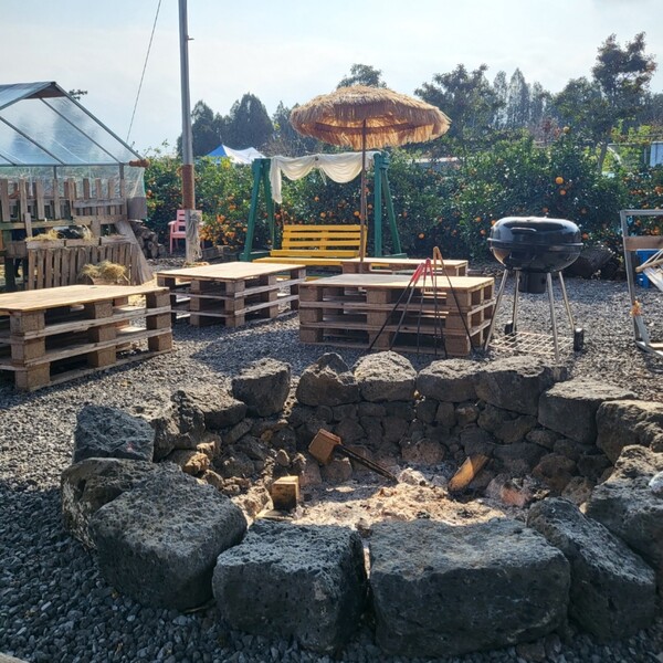 제주시 조천읍에 위치한 책방 '귤다방' 내 감귤따기 체험장에 자리한 화덕. (사진=요행)