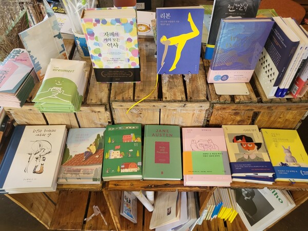 제주시 조천읍에 위치한 책방 '귤다방'에서 만날 수 있는 책들. (사진=요행)
