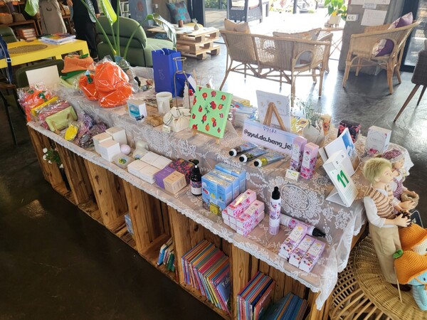 제주시 조천읍에 위치한 책방 '귤다방' 내 셀러들의 작품들이 진열돼 있다. (사진=요행)