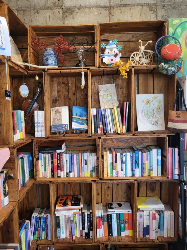 제주시 조천읍에 위치한 책방 '귤다방' 내 중심서가. (사진=요행)