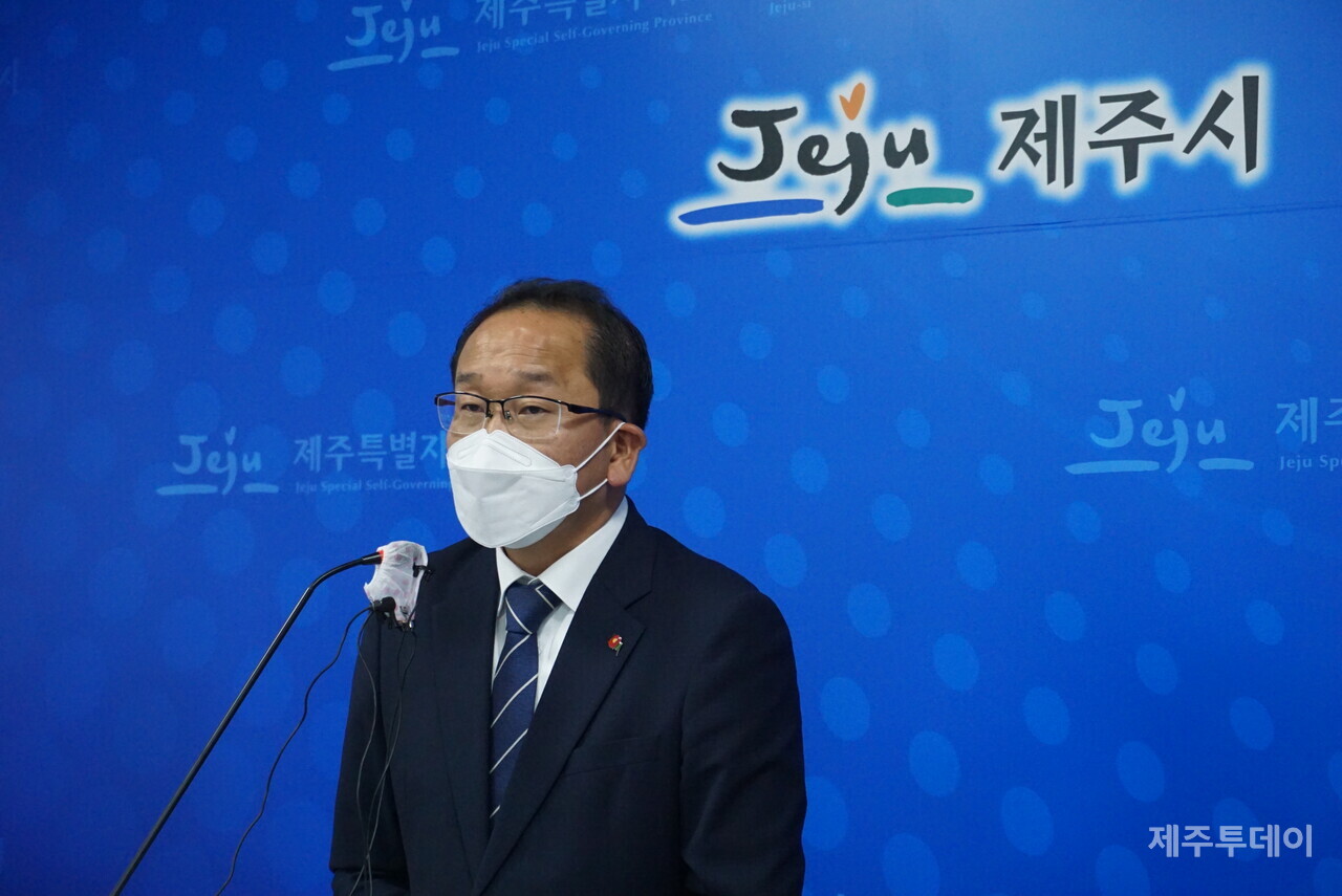 강병삼 제주시장은 30일 오전 10시 시청 기자실에서 취임 100일 기자회견을 갖고 오등봉 개발 사업 재개 의사를 밝혔다. (사진=박소희 기자)