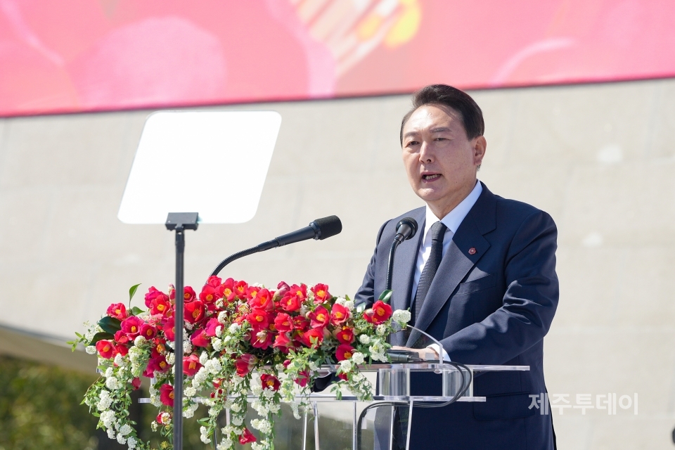 대통령 당선인 신분으로 제주4·3평화공원에서 봉행된 74주년 4·3희생자 추념식에 참석했던 윤석열 대통령(사진=제주도 공동취재기자단)