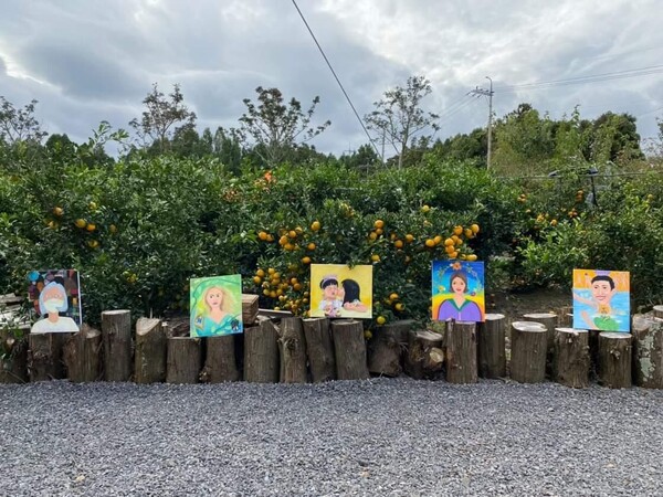 제주시 조천읍에 위치한 책방 '귤다방'. 그림그리기 수업 작품 전시회가 열리고 있다. (시진=요행)