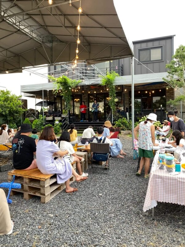 제주시 조천읍에 위치한 책방 '귤다방'에서 열린 프리마켓과 공연 모습 (사진=요행)