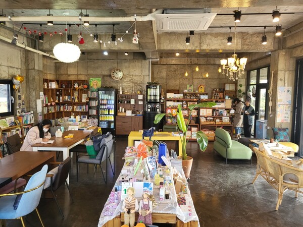 제주시 조천읍에 위치한 책방 '귤다방' 내부. 왼편은 서가, 서가 옆에는 카운터가 자리해 있다.  (사진=요행)