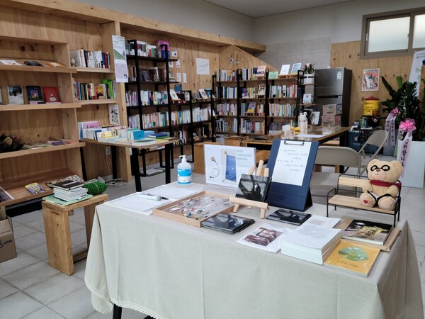 제주시 애월읍 수산리 소재 동네책방 '그리고 서점' 내부. (사진=정현덕)