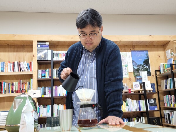 '그리고 서점' 정현덕 책방지기가 커피를 내리고 있다. (사진=정현덕)