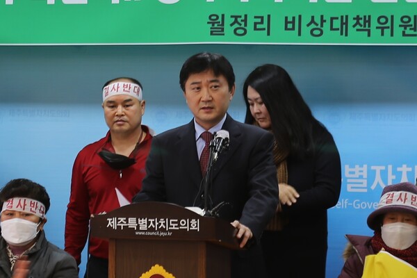 제주시 구좌읍 월정리 주민들로 꾸려진 '월정리 비상대책위원회(이하 월정리비대위)'는 14일 오전 제주도의회 도민카페에서 기자회견을 연 가운데, 현덕규 변호사가 월정리 동부하수처리장 증설 공사에 대한 문제점을 지적하고 있다. (사진=박지희 기자)