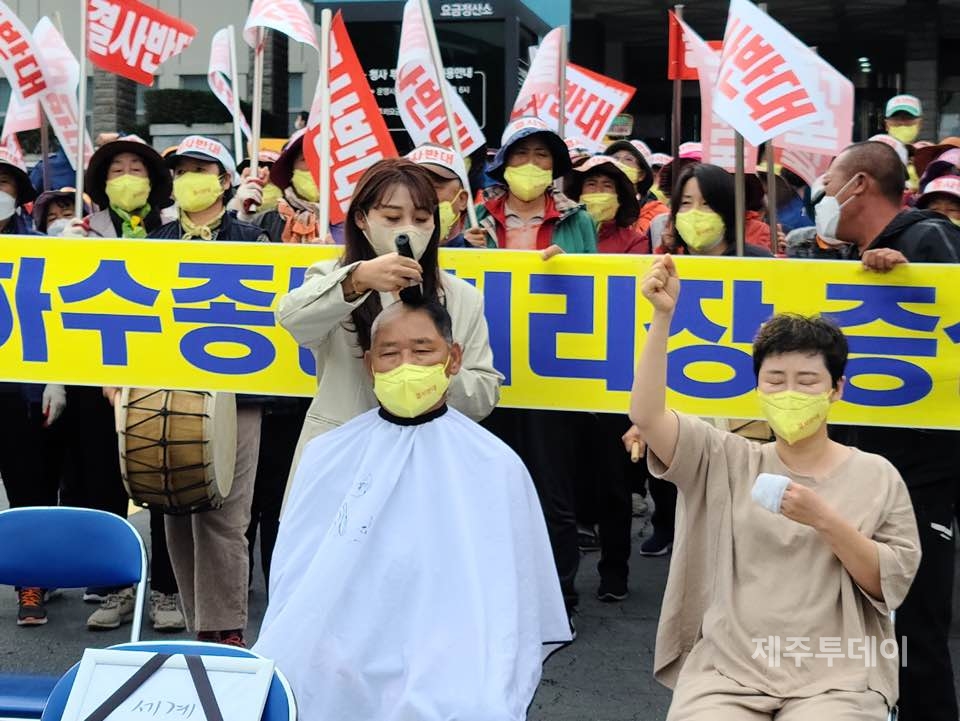 제주시 구좌읍 월정리 마을회는 5일 제주도청 앞에서 제주 동부하수처리장 증설 사업 반대 삭발식을 가졌다. (사진=박소희 기자)
