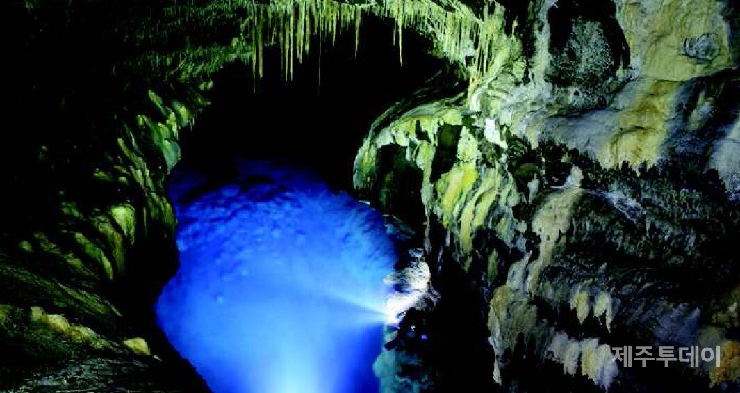 용천동굴 속 아름다운 호수 수심이 12m에 이르는 이 호수가 용틀임하며 솟아오르는 용과 같다고 해서 ‘용천동굴’이라는 이름을 얻었다. 길이가 800m나 되며 바다로 이어졌을 것으로 추측하고 있다. (사진=제주특별자치도 유네스코 3관왕 자료집)