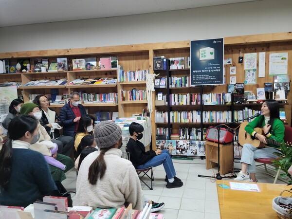 제주시 애월읍 수산리 소재 동네책방 '그리고 서점'. (사진=요행)