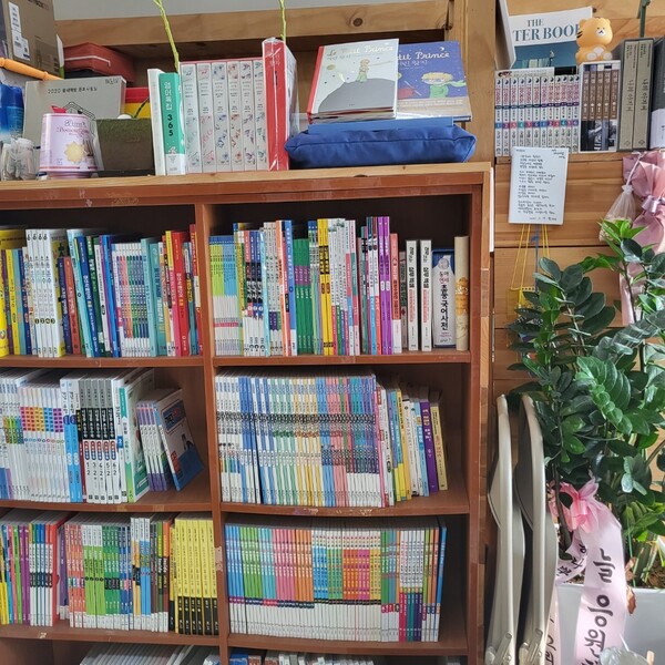 제주시 애월읍 수산리 소재 동네책방 '그리고 서점' 내 학습지 코너 (사진=요행)