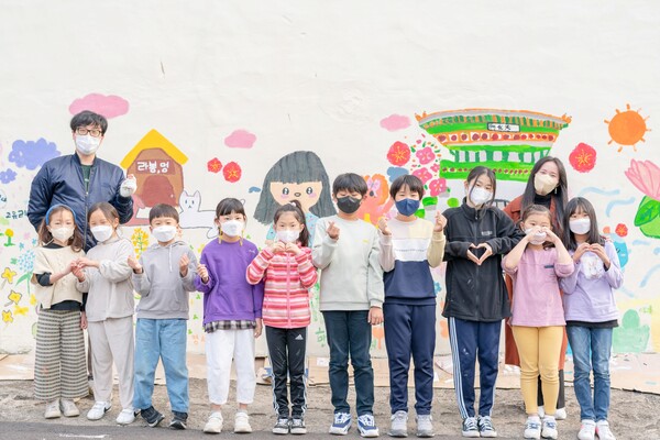 그리고책방은 '시야, 너는 참 아름답구나' 행사의 일환으로 아이들과 함께하는 벽화 그리기를 진행했다. (사진=정현덕)