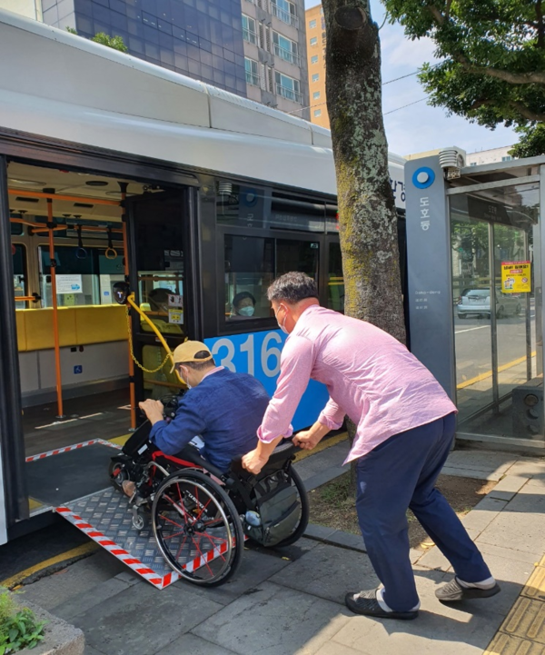 제주장애인자립생활센터는 지난 8월부터 10월까지 대중교통(저상버스) 모니터링을 실시했다. (사진=제주장애인자립생활센터)