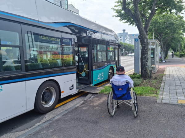 제주장애인자립생활센터는 지난 8월부터 10월까지 대중교통(저상버스) 모니터링을 실시했다. (사진=제주장애인자립생활센터)
