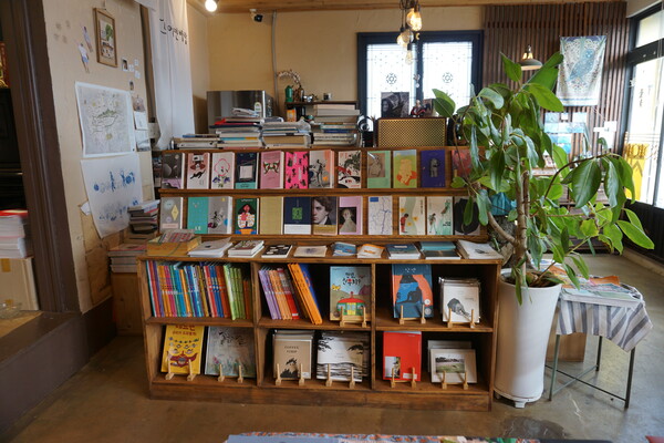 서귀포시 안덕면 사계리에 위치한 책방 '어떤 바람'. 독립출판물과 그림책이 카운터에 진열돼 있다.  (사진=요행)