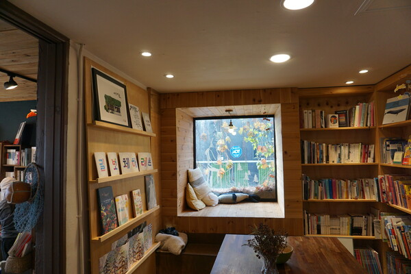 서귀포시 안덕면 사계리에 위치한 책방 '어떤 바람' 내부 2층. 큰 창에 기대어 책을 읽을 수 있다. (사진=요행)