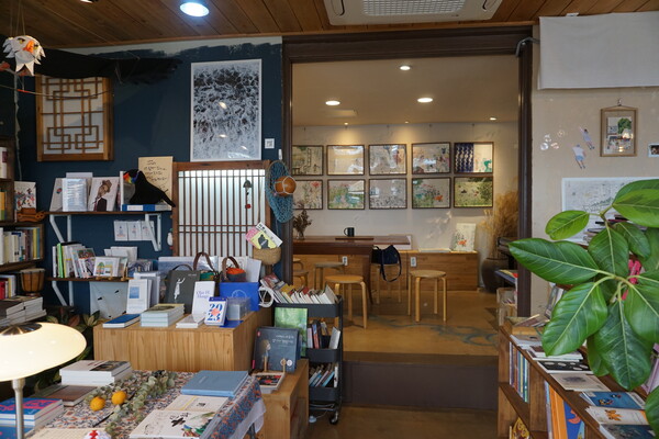 서귀포시 안덕면 사계리에 위치한 책방 '어떤 바람'은 1~2층으로 구성돼 있다. (사진=요행)