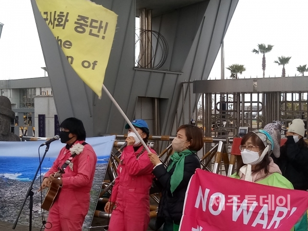 지난 3월7일 제주녹색당이 강정해군기지 앞에서 열린 ‘구럼비 발파 10년 기억행동’에 참여하고 있다. (사진=제주녹색당 제공)