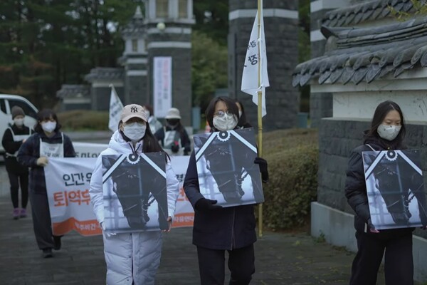 김란영 대표가 이끌고 있는 제주비건은 지난해 11월부터 올해 11월까지 퇴역 경주마를 위한 행진 '도축장 가는 길'을 총 11차례 진행했다. 퇴역 경주마를 이용한 제주도의 펫사료 공장 추진을 중단하기 위해 시작한 프로그램이다. (사진=동물자유연대 유튜브 갈무리)