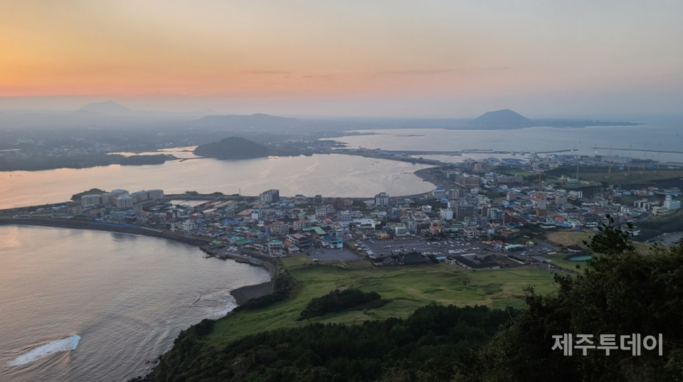 성산일출봉에서 내려다 본 성산포 전경. (사진=고은희)