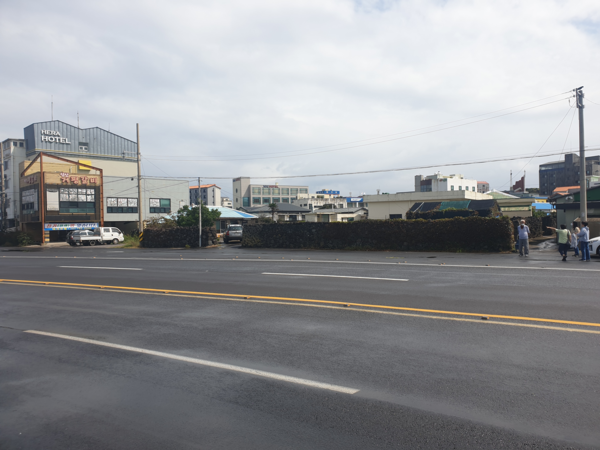 성산면 3･1기념집회가 열렸던 제일옥도공장 터. 도로 건너편 넓은 부지가 공장 마당이었다. (사진=박찬식 관장 제공)